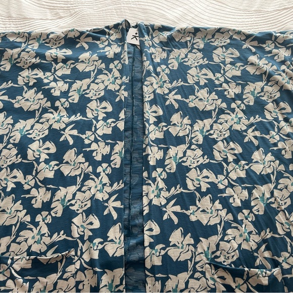 New Hawaiian Blooms Kimono Coverup - Picture 6 of 6